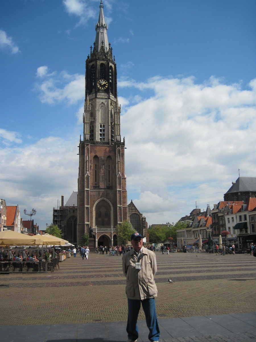 11- Delft- Ancora una visuale del campanile , della piazza, di mio marito